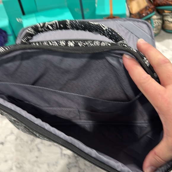 New with tag Vera Bradley crossbody laptop case Stellar Paisley - Picture 5 of 10